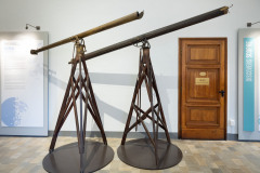 La galleria degli strumenti del Museo Astronomico durante il riallestimento: lo stato della galleria dopo l'installazione degli orologi a pendolo.
Immagine ripresa con treppiede Manfrotto 055XPROB, testa Arca-Swiss d4 geared pan, senza filtri.